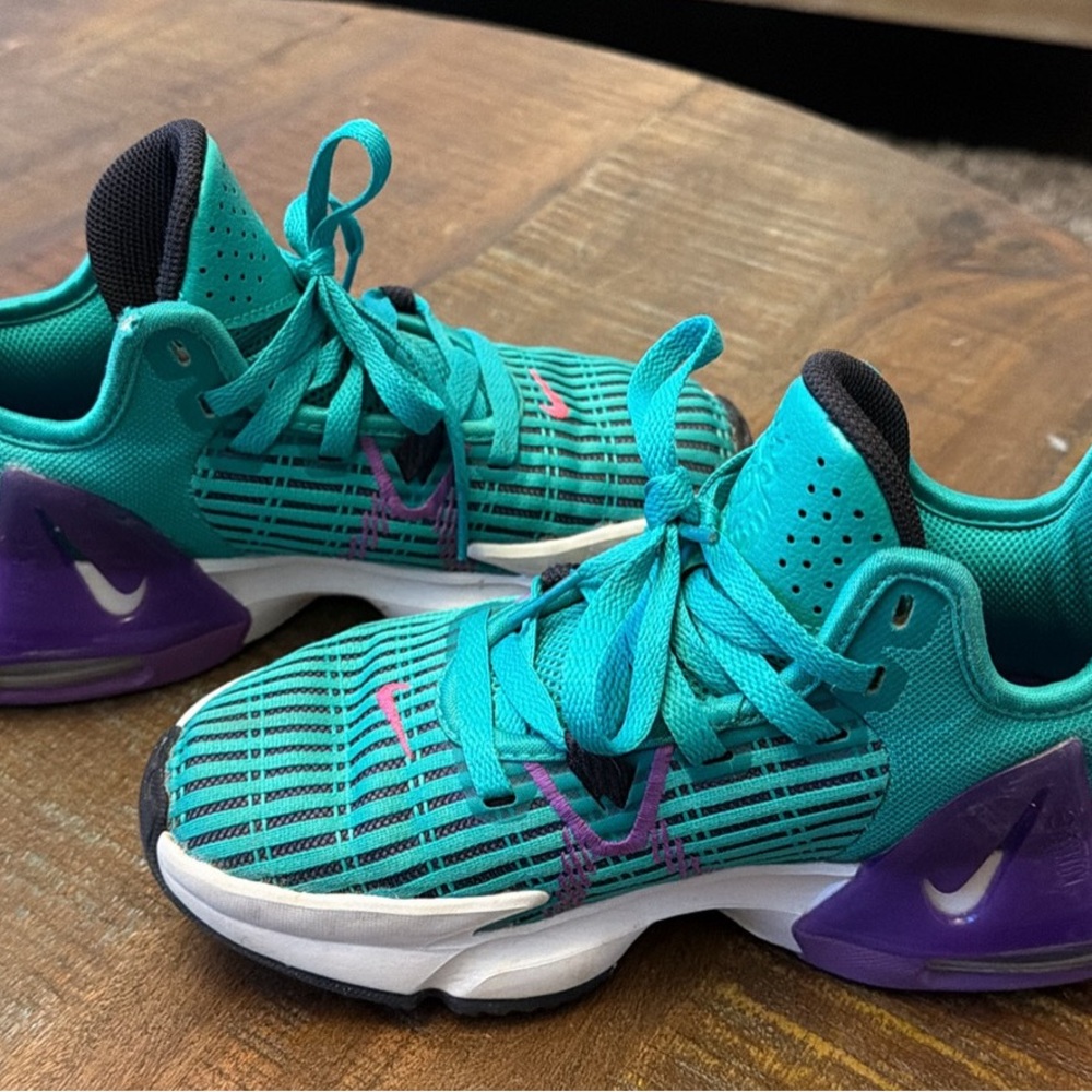 Nike LeBron Witness 6 "Emerald Berry - Big Kid Size 4
